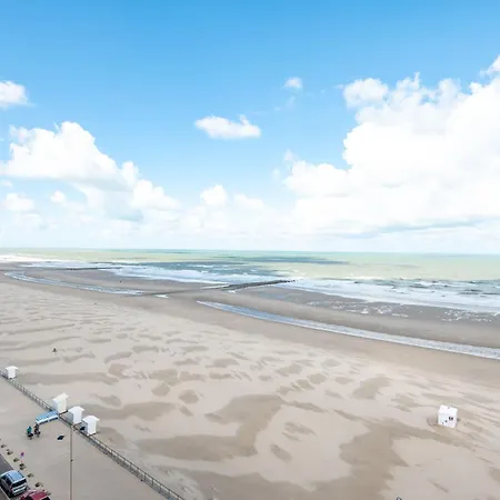 Luxurious With A Stunning View 아파트 *