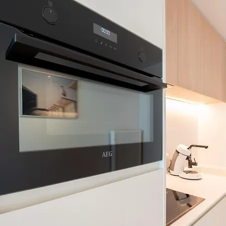 Luxurious With A Stunning View 아파트 *