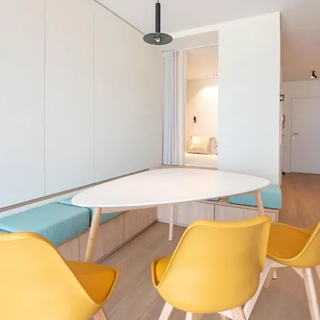 Luxurious With A Stunning View 아파트 *